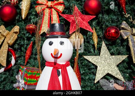 Figurine Snowman, con decorazioni dell'albero di natale sullo sfondo, Piazza della Città, Dubai, Emirati Arabi Uniti. Foto Stock