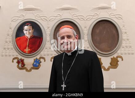 Il card. Matteo Zuppi, arcivescovo di Bologna, Italia centrale, si è attivato l'8 aprile 2021. Sul muro il ritratto del suo predecessore come arcivescovo di Bologna Carlo Caffarra. l arcivescovo di Bologna, amico di LGBTQ, è stato promosso cardinale nella Chiesa Cattolica Romana da papa Francesco il 5 ottobre 2019. Zuppi è noto per il suo sostegno agli omosessuali e LGBT. All'interno e all'esterno della Chiesa, gli attivisti pro-LGBT hanno celebrato la sua elevazione come cardinale. Ed è già sulla lista di ogni osservatore informato del papabile. Matteo Zuppi ha sottolineato che la 'diversità di ogni persona è un dono per il Foto Stock