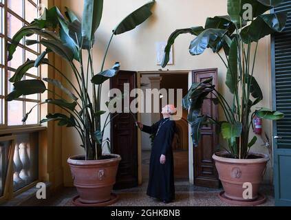 Il card. Matteo Zuppi, arcivescovo di Bologna, Italia centrale, si è attivato l'8 aprile 2021. l arcivescovo di Bologna, amico di LGBTQ, è stato promosso cardinale nella Chiesa Cattolica Romana da papa Francesco il 5 ottobre 2019. Zuppi è noto per il suo sostegno agli omosessuali e LGBT. All'interno e all'esterno della Chiesa, gli attivisti pro-LGBT hanno celebrato la sua elevazione come cardinale. Ed è già sulla lista di ogni osservatore informato del papabile. Matteo Zuppi ha sottolineato che la 'diversità di ogni persona è un dono per la comunità,' rafforzando il desiderio della Chiesa di una maggiore inclusività ecclesiale. Zuppi af Foto Stock