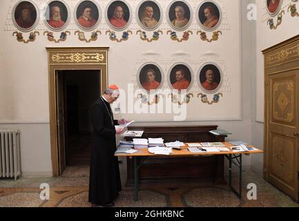 Il card. Matteo Zuppi, arcivescovo di Bologna, Italia centrale, si è attivato l'8 aprile 2021. Sul muro i ritratti di tutti gli ex arcivescovi di Bologna. l arcivescovo di Bologna, amico di LGBTQ, è stato promosso cardinale nella Chiesa Cattolica Romana da papa Francesco il 5 ottobre 2019. Zuppi è noto per il suo sostegno agli omosessuali e LGBT. All'interno e all'esterno della Chiesa, gli attivisti pro-LGBT hanno celebrato la sua elevazione come cardinale. Ed è già sulla lista di ogni osservatore informato del papabile. Matteo Zuppi ha sottolineato che la "diversità di ogni persona è un dono per la comunità", enha Foto Stock