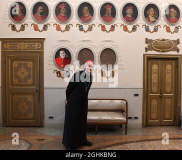 Il card. Matteo Zuppi, arcivescovo di Bologna, Italia centrale, si è attivato l'8 aprile 2021. Sul muro i ritratti di tutti gli ex arcivescovi di Bologna. l arcivescovo di Bologna, amico di LGBTQ, è stato promosso cardinale nella Chiesa Cattolica Romana da papa Francesco il 5 ottobre 2019. Zuppi è noto per il suo sostegno agli omosessuali e LGBT. All'interno e all'esterno della Chiesa, gli attivisti pro-LGBT hanno celebrato la sua elevazione come cardinale. Ed è già sulla lista di ogni osservatore informato del papabile. Matteo Zuppi ha sottolineato che la "diversità di ogni persona è un dono per la comunità", enha Foto Stock