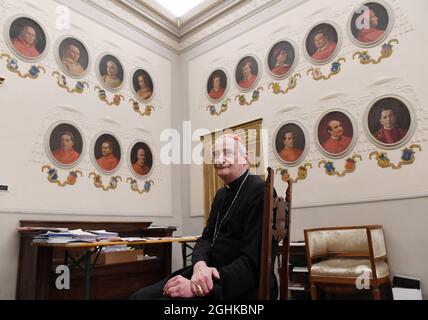 Il card. Matteo Zuppi, arcivescovo di Bologna, Italia centrale, si è attivato l'8 aprile 2021. Sul muro i ritratti di tutti gli ex arcivescovi di Bologna. l arcivescovo di Bologna, amico di LGBTQ, è stato promosso cardinale nella Chiesa Cattolica Romana da papa Francesco il 5 ottobre 2019. Zuppi è noto per il suo sostegno agli omosessuali e LGBT. All'interno e all'esterno della Chiesa, gli attivisti pro-LGBT hanno celebrato la sua elevazione come cardinale. Ed è già sulla lista di ogni osservatore informato del papabile. Matteo Zuppi ha sottolineato che la "diversità di ogni persona è un dono per la comunità", enha Foto Stock
