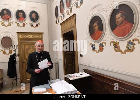 Il card. Matteo Zuppi, arcivescovo di Bologna, Italia centrale, si è attivato l'8 aprile 2021. Sul muro i ritratti di tutti gli ex arcivescovi di Bologna. l arcivescovo di Bologna, amico di LGBTQ, è stato promosso cardinale nella Chiesa Cattolica Romana da papa Francesco il 5 ottobre 2019. Zuppi è noto per il suo sostegno agli omosessuali e LGBT. All'interno e all'esterno della Chiesa, gli attivisti pro-LGBT hanno celebrato la sua elevazione come cardinale. Ed è già sulla lista di ogni osservatore informato del papabile. Matteo Zuppi ha sottolineato che la "diversità di ogni persona è un dono per la comunità", enha Foto Stock