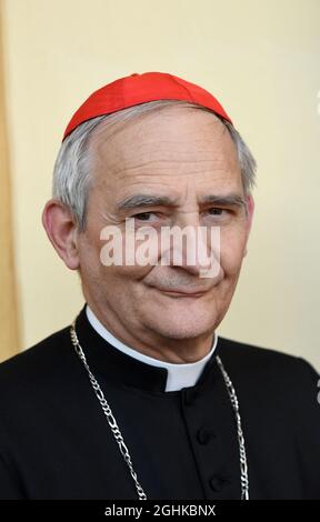 Il card. Matteo Zuppi, arcivescovo di Bologna, Italia centrale, si è attivato l'8 aprile 2021. l arcivescovo di Bologna, amico di LGBTQ, è stato promosso cardinale nella Chiesa Cattolica Romana da papa Francesco il 5 ottobre 2019. Zuppi è noto per il suo sostegno agli omosessuali e LGBT. All'interno e all'esterno della Chiesa, gli attivisti pro-LGBT hanno celebrato la sua elevazione come cardinale. Ed è già sulla lista di ogni osservatore informato del papabile. Matteo Zuppi ha sottolineato che la 'diversità di ogni persona è un dono per la comunità,' rafforzando il desiderio della Chiesa di una maggiore inclusività ecclesiale. Zuppi af Foto Stock