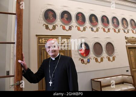 Il card. Matteo Zuppi, arcivescovo di Bologna, Italia centrale, si è attivato l'8 aprile 2021. Sul muro i ritratti di tutti gli ex arcivescovi di Bologna. l arcivescovo di Bologna, amico di LGBTQ, è stato promosso cardinale nella Chiesa Cattolica Romana da papa Francesco il 5 ottobre 2019. Zuppi è noto per il suo sostegno agli omosessuali e LGBT. All'interno e all'esterno della Chiesa, gli attivisti pro-LGBT hanno celebrato la sua elevazione come cardinale. Ed è già sulla lista di ogni osservatore informato del papabile. Matteo Zuppi ha sottolineato che la "diversità di ogni persona è un dono per la comunità", enha Foto Stock