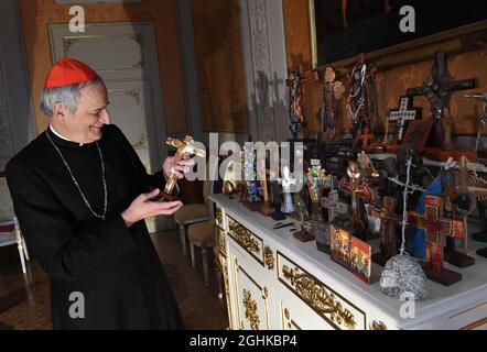 Il card. Matteo Zuppi, arcivescovo di Bologna, Italia centrale, si è attivato l'8 aprile 2021. l arcivescovo di Bologna, amico di LGBTQ, è stato promosso cardinale nella Chiesa Cattolica Romana da papa Francesco il 5 ottobre 2019. Zuppi è noto per il suo sostegno agli omosessuali e LGBT. All'interno e all'esterno della Chiesa, gli attivisti pro-LGBT hanno celebrato la sua elevazione come cardinale. Ed è già sulla lista di ogni osservatore informato del papabile. Matteo Zuppi ha sottolineato che la 'diversità di ogni persona è un dono per la comunità,' rafforzando il desiderio della Chiesa di una maggiore inclusività ecclesiale. Zuppi af Foto Stock