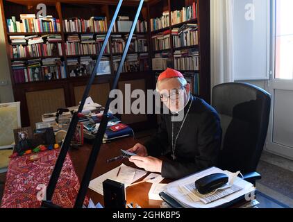 Il card. Matteo Zuppi, arcivescovo di Bologna, Italia centrale, si è attivato l'8 aprile 2021. l arcivescovo di Bologna, amico di LGBTQ, è stato promosso cardinale nella Chiesa Cattolica Romana da papa Francesco il 5 ottobre 2019. Zuppi è noto per il suo sostegno agli omosessuali e LGBT. All'interno e all'esterno della Chiesa, gli attivisti pro-LGBT hanno celebrato la sua elevazione come cardinale. Ed è già sulla lista di ogni osservatore informato del papabile. Matteo Zuppi ha sottolineato che la 'diversità di ogni persona è un dono per la comunità,' rafforzando il desiderio della Chiesa di una maggiore inclusività ecclesiale. Zuppi af Foto Stock