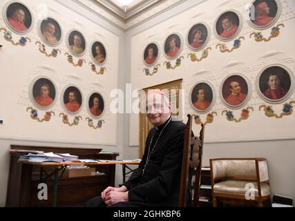 Il card. Matteo Zuppi, arcivescovo di Bologna, Italia centrale, si è attivato l'8 aprile 2021. Sul muro i ritratti di tutti gli ex arcivescovi di Bologna. l arcivescovo di Bologna, amico di LGBTQ, è stato promosso cardinale nella Chiesa Cattolica Romana da papa Francesco il 5 ottobre 2019. Zuppi è noto per il suo sostegno agli omosessuali e LGBT. All'interno e all'esterno della Chiesa, gli attivisti pro-LGBT hanno celebrato la sua elevazione come cardinale. Ed è già sulla lista di ogni osservatore informato del papabile. Matteo Zuppi ha sottolineato che la "diversità di ogni persona è un dono per la comunità", enha Foto Stock