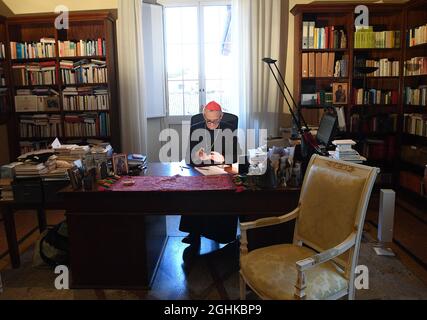 Il card. Matteo Zuppi, arcivescovo di Bologna, Italia centrale, si è attivato l'8 aprile 2021. l arcivescovo di Bologna, amico di LGBTQ, è stato promosso cardinale nella Chiesa Cattolica Romana da papa Francesco il 5 ottobre 2019. Zuppi è noto per il suo sostegno agli omosessuali e LGBT. All'interno e all'esterno della Chiesa, gli attivisti pro-LGBT hanno celebrato la sua elevazione come cardinale. Ed è già sulla lista di ogni osservatore informato del papabile. Matteo Zuppi ha sottolineato che la 'diversità di ogni persona è un dono per la comunità,' rafforzando il desiderio della Chiesa di una maggiore inclusività ecclesiale. Zuppi af Foto Stock