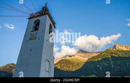 Villaggio di Champéry, Canton Vallese, Svizzera, con chiesa, durante l'estate Foto Stock