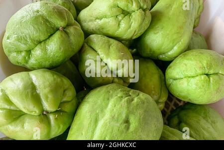 Mucchio di chayote (Sechium edule) sul mercato vegetale Foto Stock