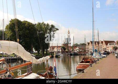 Hoorn, centro storico con il porto e la torre principale, Paesi Bassi, agosto 2021 Foto Stock