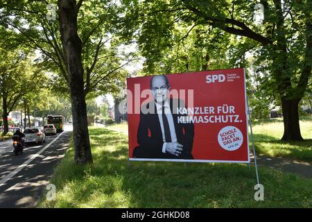 Duesseldorf, Germania - 02 settembre 2021: Manifesti pubblicitari e striscioni per le elezioni federali tedesche. Poster.OLAF Scholz.SPD
