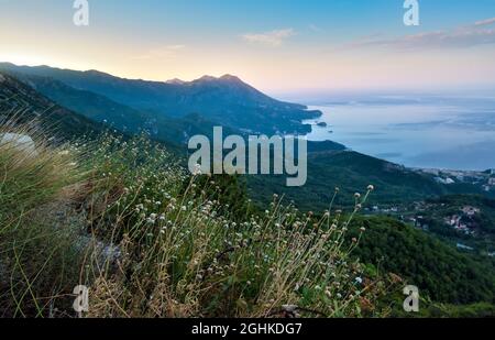 Paesaggio panoramico della riviera di Budva in Montenegro. Luce del mattino. Balcani, mare Adriatico, Europa. Vista dalla cima della montagna. Foto Stock