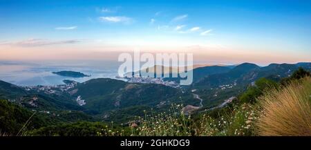 Paesaggio panoramico della riviera di Budva in Montenegro. Luce del mattino. Balcani, mare Adriatico, Europa. Vista dalla cima della montagna. Foto Stock