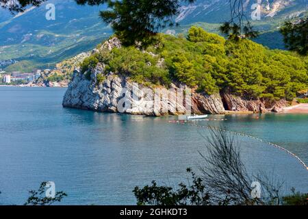 Pittoresca vista estiva della costa adriatica della Riviera di Budva vicino al villaggio di Przno. Montenegro, Balcani, mare Adriatico, Europa Foto Stock