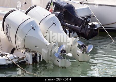 Coppia di motori marini bianchi fuoribordo modello Suzuki 200 montati su una barca da diporto in vetroresina bianca ormeggiata al porto di Roma - 27 agosto 2021 Foto Stock