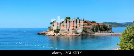 Panorama pittoresco dell'isola di Sveti Stefan, Montenegro, mare Adriatico, Europa Foto Stock