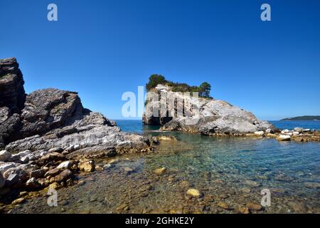 Rocce pittoresche sull'isola di Sveti Nikola. Montenegro, mare Adriatico, Europa Foto Stock