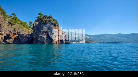 Vista pittoresca sulle rocce in una giornata di sole dal mare. Budva riviera, Montenegro Foto Stock