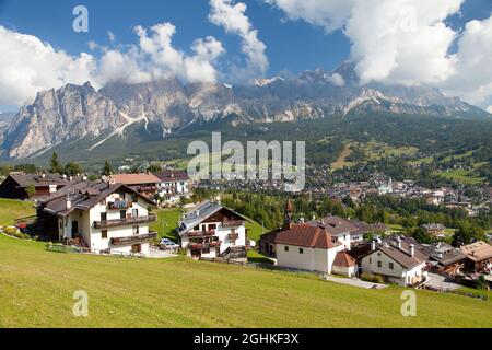 Vista su Cortina d Ampezzo e sul Monte Cristallo, Dolomiti, Italia, Alpi Italiane Dolomiti Foto Stock