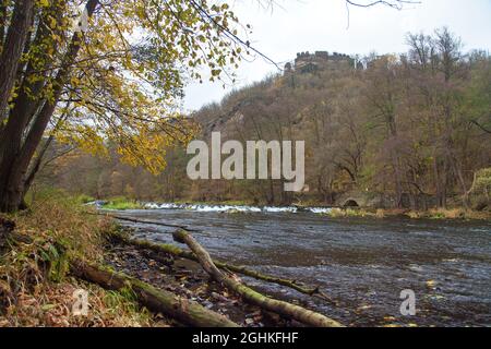 Fiume Dyje o Thaya, rovine del castello di Novy Hradek, parco nazionale Podyji o nationalpark Thayatal, nel mezzo tra Znojmo e Vranov, Repubblica Ceca A. Foto Stock