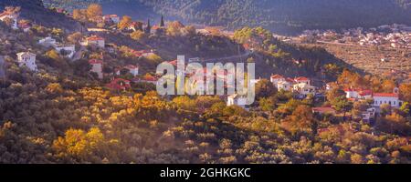 Portaria montagna villaggio vista bandiera tramonto aereo, Pilio, Monte Pelio, Grecia Foto Stock