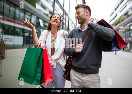 Bella giovane coppia godendo in shopping, divertendosi insieme. Foto Stock