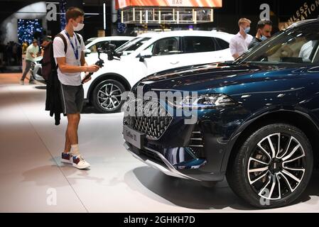 Monaco di Baviera, Germania. 6 settembre 2021. La gente visita lo stand WEY, un marchio di auto della Cina automobilistica Great Wall Motors (GWM), durante la giornata media del salone IAA Mobility a Monaco, Germania, il 6 settembre 2021. L'International Motor Show (IAA) della Germania, che si aprirà martedì con lo slogan "What Will Move US next", si concentrerà sulla trasformazione dell'industria automobilistica verso una mobilità climatica neutra. Credit: LU Yang/Xinhua/Alamy Live News Foto Stock