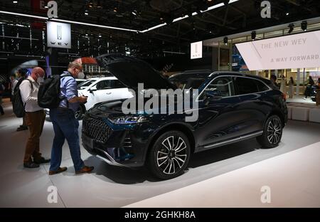 Monaco di Baviera, Germania. 6 settembre 2021. La gente visita lo stand WEY, un marchio di auto della Cina automobilistica Great Wall Motors (GWM), durante la giornata media del salone IAA Mobility a Monaco, Germania, il 6 settembre 2021. L'International Motor Show (IAA) della Germania, che si aprirà martedì con lo slogan "What Will Move US next", si concentrerà sulla trasformazione dell'industria automobilistica verso una mobilità climatica neutra. Credit: LU Yang/Xinhua/Alamy Live News Foto Stock