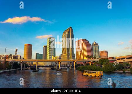 Skyline di Tampa al tramonto con barche turistiche a Hillsborough fiume Foto Stock