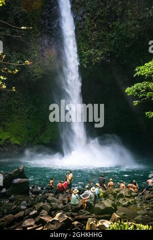 Turisti e locali che visitano la cascata la Fortuna in Costa Rica Foto Stock