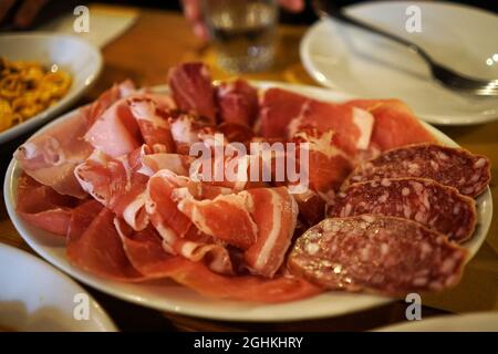 Primo piano di prosciutto e salame di Antipasto Foto Stock