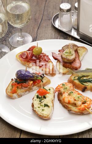 varietà di pinchos spagnoli (cicchetti italiani) Foto Stock