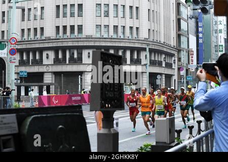 Tokyo, Giappone. 5 settembre 2021. I corridori passano attraverso la maratona di Ginza : durante i Giochi Paralimpici di Tokyo 2020 a Tokyo, Giappone . Credit: SportsPressJP/AFLO/Alamy Live News Foto Stock