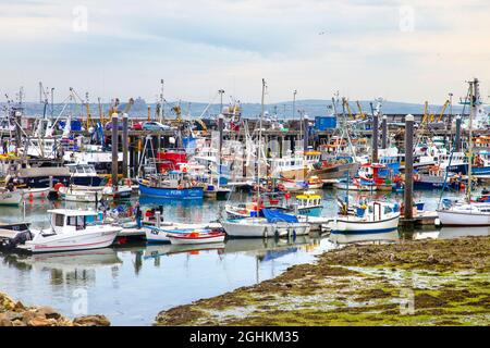 Barche a Newlyn Harbour, Newlyn, Penwith Peninsula, Cornovaglia, Regno Unito Foto Stock