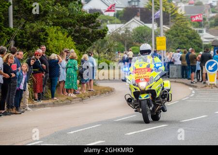 Un motociclista polic pattuglia che guida a Newquay in Cornovaglia durante la fase di apertura del iconico Tour of Britain 2021 - noto come Grand parti. Foto Stock