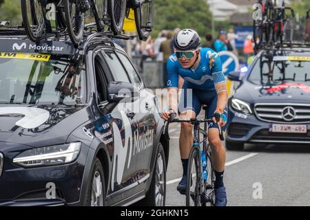 Un ferito pilota del Movistar Team Riding accanto a un'auto di supporto nella fase di apertura dell'iconico Tour of Britain 2021, noto come Foto Stock