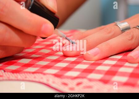 Primo piano di una donna che dipinge le unghie. Foto Stock
