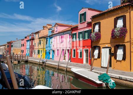 Uno scorcio di Burano, con le tipiche case colorate che caratterizzano quest'isola Foto Stock