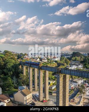 Treno che va dalla Cornovaglia sul Royal Albert Bridge progettato da Brunel a Plymouth, Devon, Inghilterra, Regno Unito Foto Stock