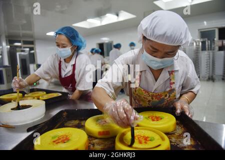 7 settembre 2021, Xuanhua, Xuanhua, Cina: Il 7 settembre 2021, i lavoratori della pasticceria ''Xingfuyuan'' nel distretto di Xuanhua, nella città di Zhangjiakou, nella provincia di Hebei sono occupati sulla linea di produzione tradizionale della mooncake... mentre il festival di Mid-Autumn si avvicina, i lavoratori nella pasticceria ''Xing fu Yuan' negozio di Xanhua-Old District, in un secolo La città di Zhangjiakou, provincia di Hebei sono estremamente affollate, e le torte di mooncake ''vecchio gusto' sono piene di aroma fragrante. La pasticceria ''Xingfuyuan'' è nata nel 1860, e utilizza ricette tradizionali per preparare torte alla luna ''cinque-ren''' da oltre 160 anni Foto Stock