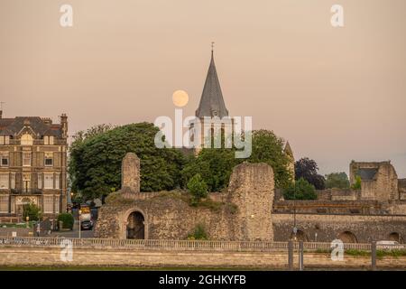 Luna piena che sorge dietro la Cattedrale di Rochester, Rochester Kent. Foto Stock