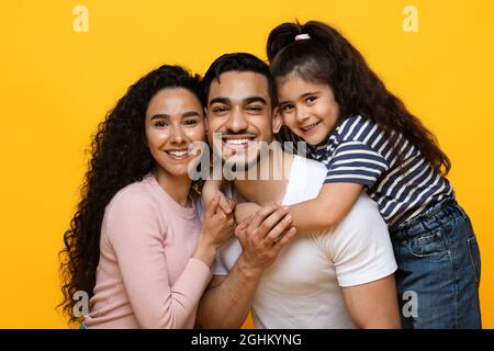 Buon ritratto di famiglia. Primo piano Shot di sorridente genitori di mezzo con figlia piccola, Foto Stock