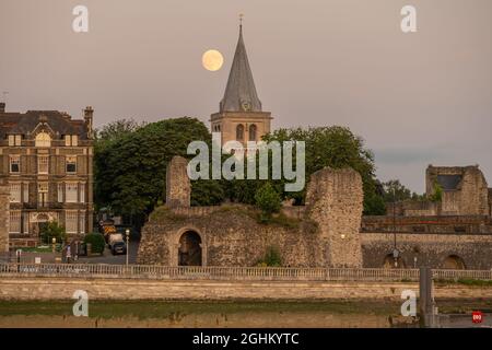 Luna piena che sorge dietro la Cattedrale di Rochester, Rochester Kent. Foto Stock