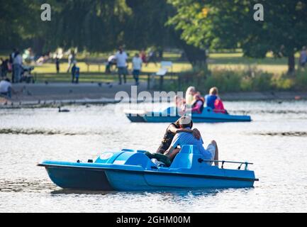 Spettacoli PIC: Canottaggio lago romanticismo come calda sera di fine estate l'ultima Domenica delle vacanze scolastiche. 5.9.21 RegentÕs i picnic del parco hanno goduto il Kew W. Foto Stock