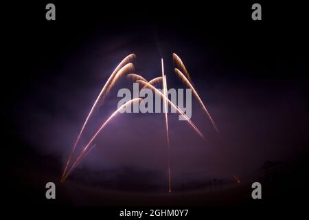 Fuochi d'artificio colorati, sfondo viola, formato orizzontale Foto Stock