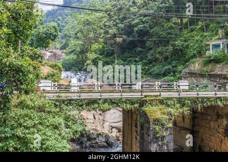 Cascate di Ramboda con il Ponte, sulla strada per Nuwara Eliya, Sri Lanka Foto Stock