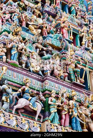 SINGAPORE, Singapore - Marzo 2019: intricati arte indù e divinità incisioni sulla facciata di Sri Veeramakaliamman tempio in Little India di Singapore. Foto Stock