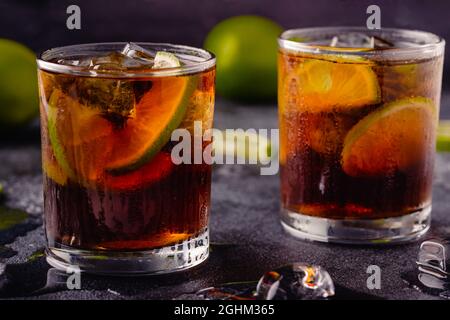 Rum e Cola cocktail Cuba Libre con calce e ghiaccio Foto Stock